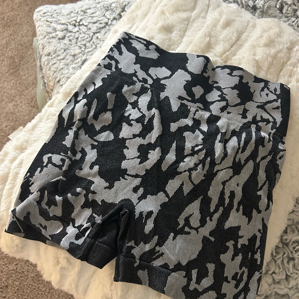 Well Loved Black and Gray Patterned Shorts💘